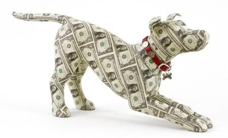 Escultura feita com notas de dolar