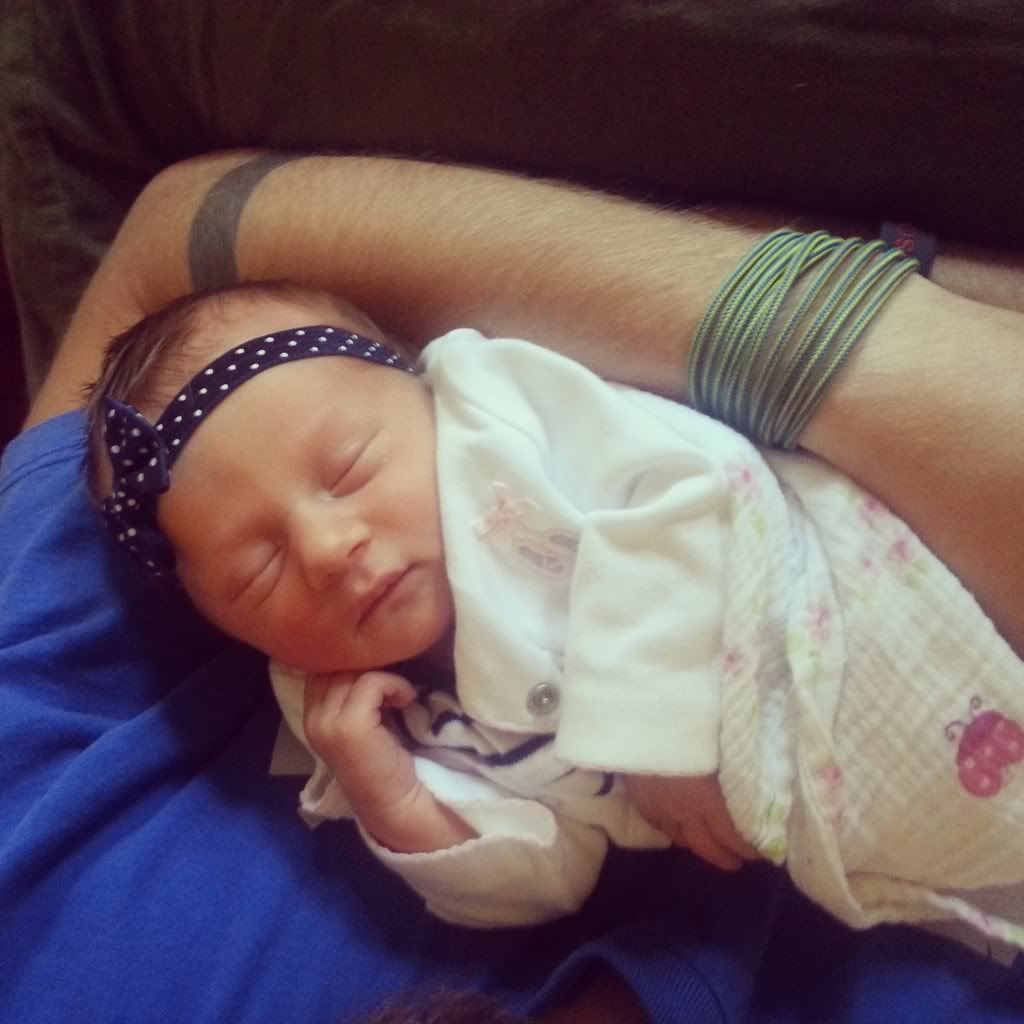 Anyone's Lo's still have the newborn puffy eyed look? *pics* BabyCenter