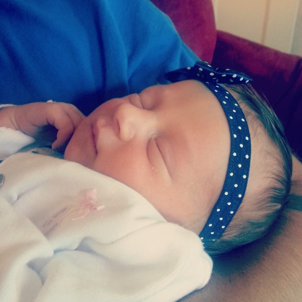 Anyone's Lo's still have the newborn puffy eyed look? *pics* BabyCenter