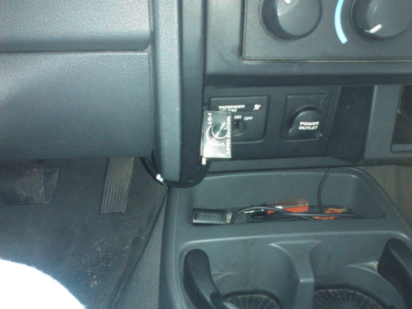 replacing electriical outlet/cigarette outlet in dodge dakota 2005
