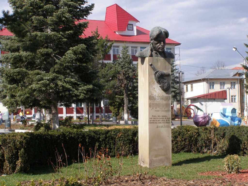 Bustul Compozitorului George Enescu din fața Primăriei