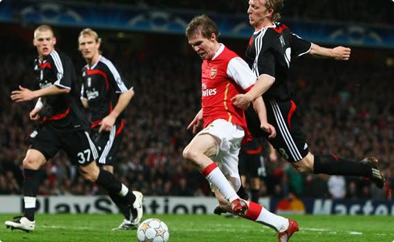 Defining moment #1. Kuyt grabs hold of Hleb in the box. Penalty not given