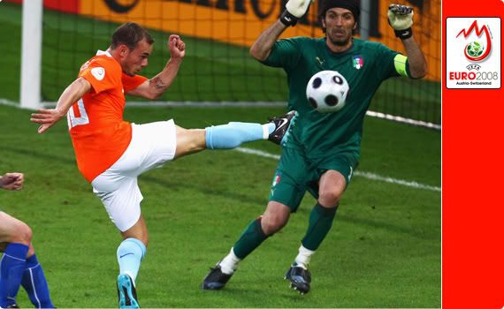 Netherlands v Italy - Midfielder Wesley Sneijder sneaks one past Italian goal keeper Gianluigi Buffon