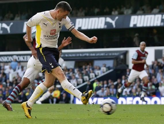 Robbie Keane putting the finishing touches on his fourth goal... brilliant!