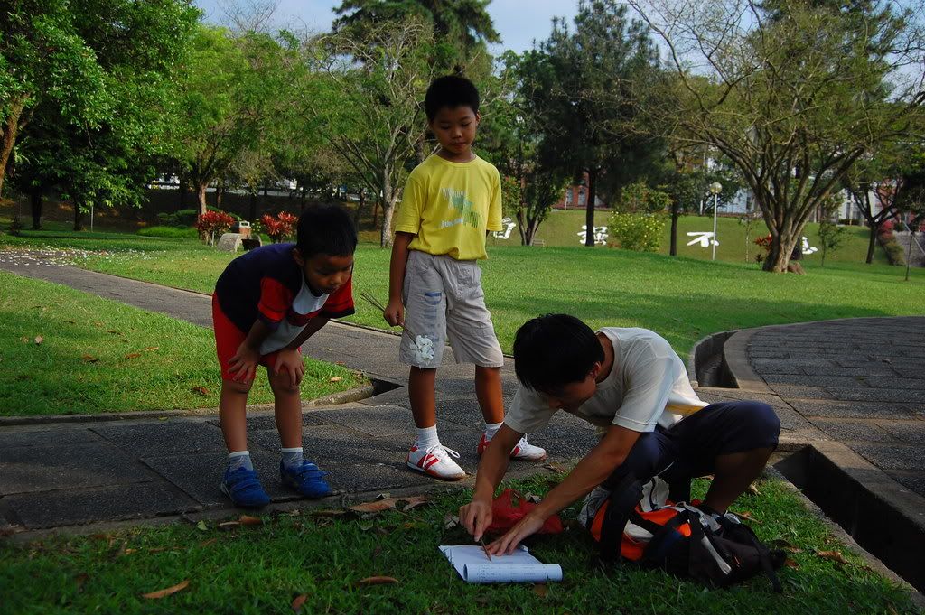 Showing the drawing process before the children