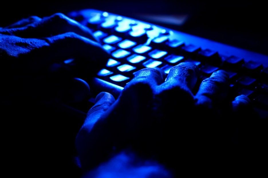 Hackers: manos en el teclado